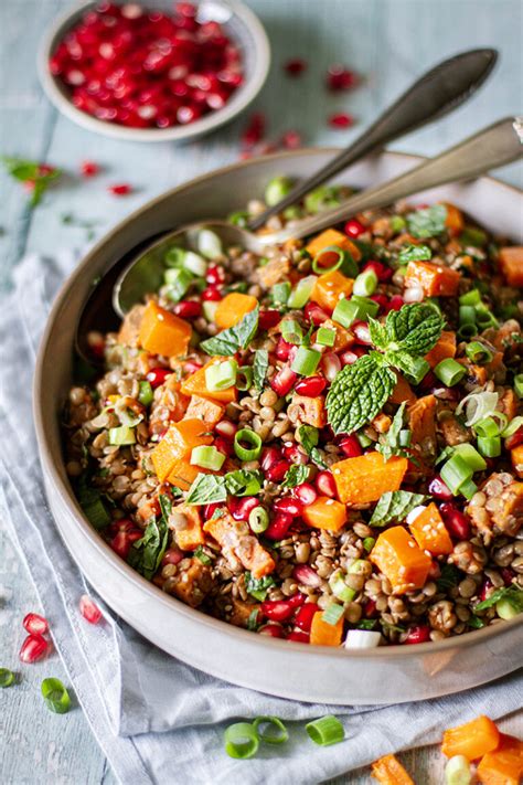 Linsen Süßkartoffel Salat mit frischer Minze und Granatapfel Simply Vegan