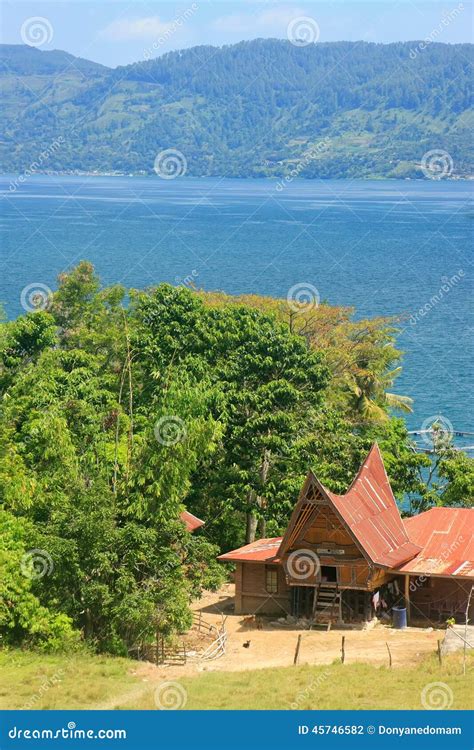 Casa Tradicional De Batak En La Isla De Samosir Sumatra Indonesia