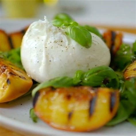 Peach Burrata And Basil Salad Recipe Lifestyle Recept Grillade Persikor Recept Persika