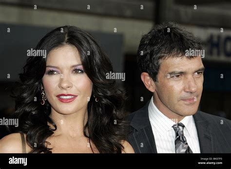 Catherine Zeta Jones And Antonio Banderas The Legend Of Zorro Premier