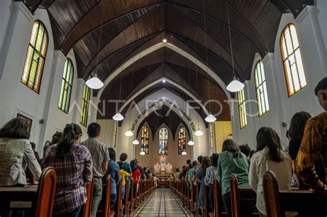 Ibadah Misa Hari Raya Natal Antara Foto