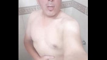 En el baño desnudo y cantando XVIDEOS