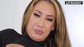 A Fat Cock Stuffs Both Of Cherie S MILF Holes XNXX