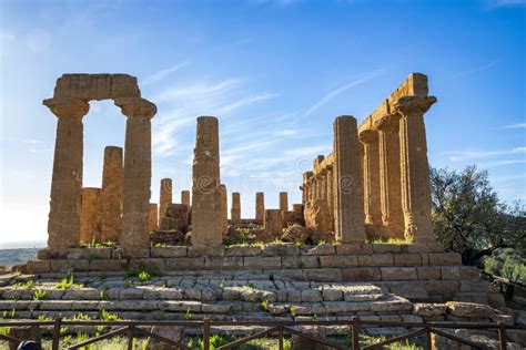 El Templo Griego De Juno En El Valle De Los Templos Agrigento Italy