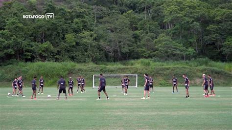 Botafogo treina forte no campo do Espaço Lonier utilizado pelas