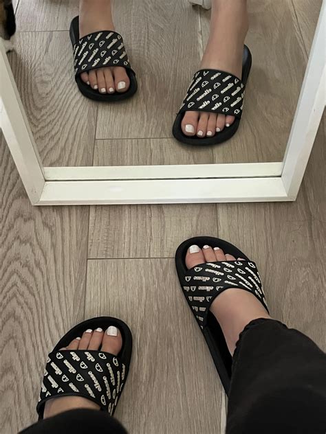 sliders make my feet so sweaty & stinky : r/VerifiedFeet