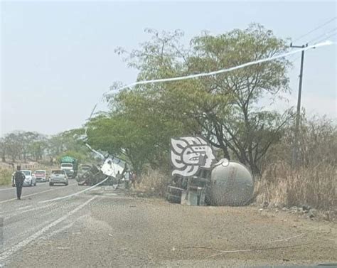 Vuelca pipa cargada con melaza en carretera Córdoba Veracruz