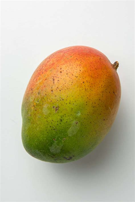 How To Pick A Ripe Mango Visual Guide Tips Connoisseurus Veg