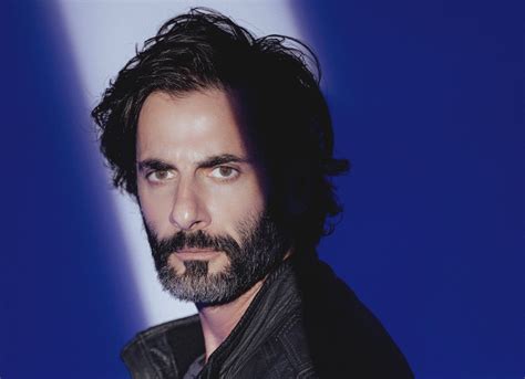 flavio tolezani vive operario esgotado em peca  reflete enxergo uma