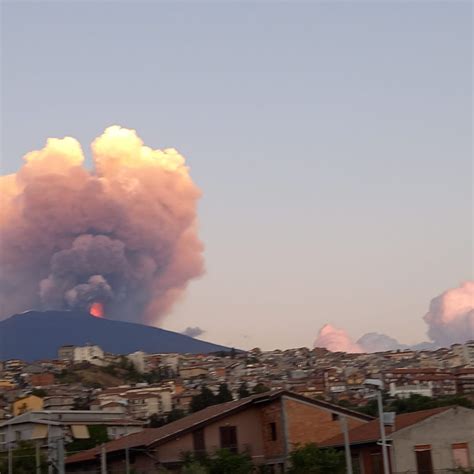 Si Risveglia L Etna Nuova Eruzione E Comuni Ricoperti Di Cenere Un