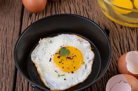 Suka Makan Telur Setengah Matang Ini Manfaat Dan Risikonya Bobo