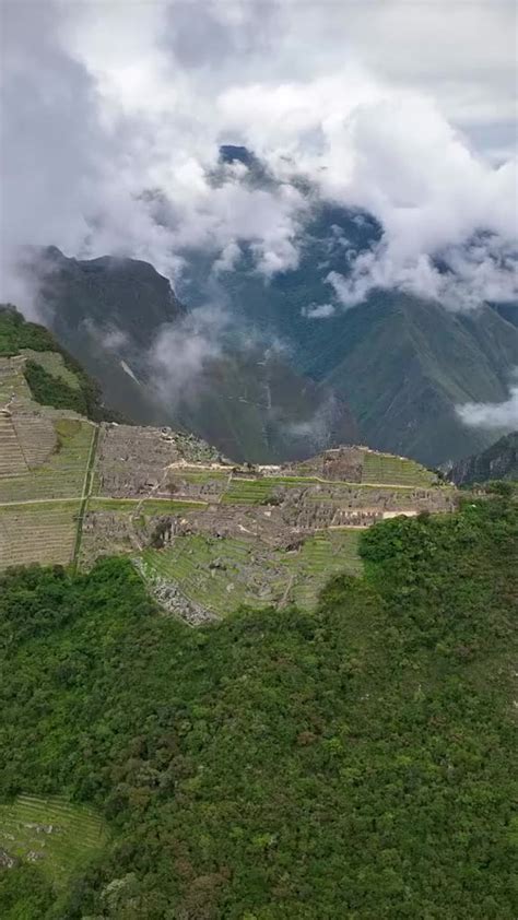 Só um pouquinho da vista aérea de Machu Picchu A aventura começa no