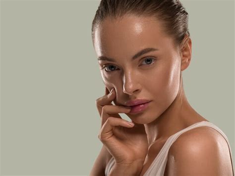 Mujer De Belleza Con Manos Naturales Sanas Componen La Piel Limpia Y