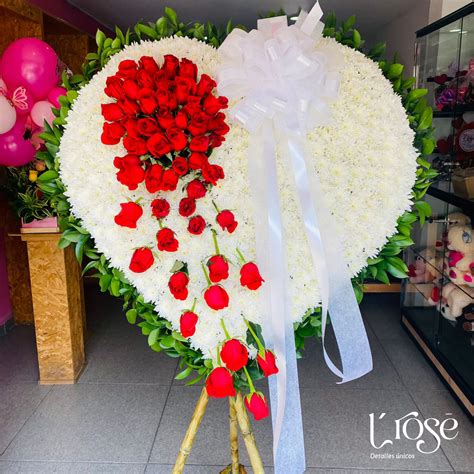 305 Bouquet gigante con rosas y chocolates en forma de corazón