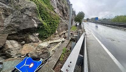 Frana Sulla Statale Strada Chiusa Tra Donnas E Bard