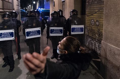 Los Mossos cargan sobre un grupo de personas que impedían un desalojo