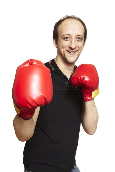 Sonrisa De Los Guantes De Boxeo Del Hombre Que Lleva Imagen De Archivo