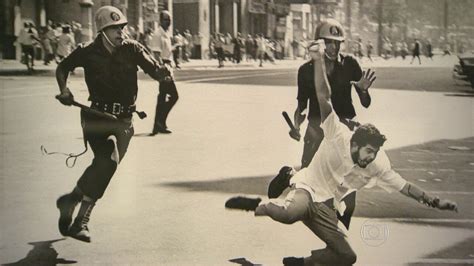 Exposi O Re Ne No Mar Fotos Hist Ricas De Evandro Teixeira Rj G