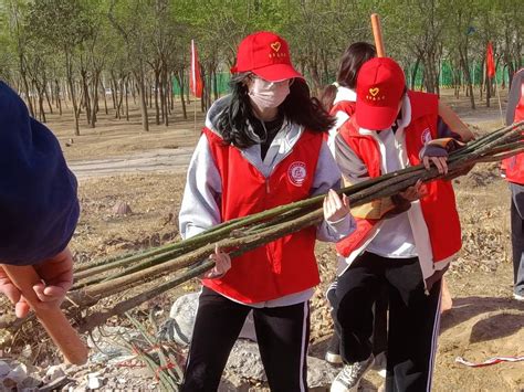 暖春三月学雷锋 植树护绿我先行我校志愿者在实践中彰显青春力量 团委