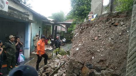 Banjir Dan Longsor Terjadi Di Tangsel Akibat Hujan Deras Yang Terus