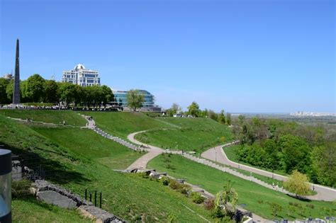 Premium Photo View Of The City Of Palace Rolling Hills Park In The
