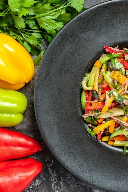 Vista Superior De Uma Saborosa Salada De Vegetais Em Superf Cie Escura