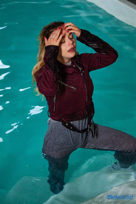 Wetlook Girl In Tracksuit Get Wet In Pool Rwetgirlswetlook