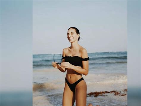 Hot Sexy Natalie Vertiz Bikini Pics