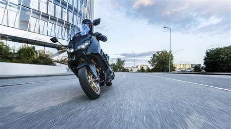 Motorrad Vergleich Yamaha TMAX Tech MAX 2023 Vs Vespa GTS 300 Super