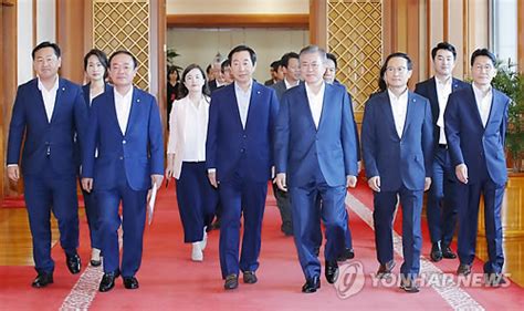 문대통령 여야 5당 원내대표 오찬오색비빔밥 메뉴 협치강조 스포츠조선