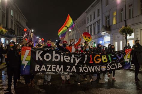 Strajk kobiet Protest pod siedzibą TVP w Warszawie ZDJĘCIA Wiadomości