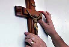 NUOVO CASO CROCIFISSO A TRIESTE PROF GAY LO TOGLIE DALLAULA E VIENE CENSURATO Laprofonline