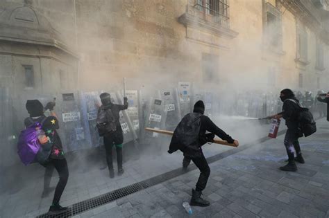 La Jornada Encapuchadas Intentan Entrar A Palacio Nacional Al Final