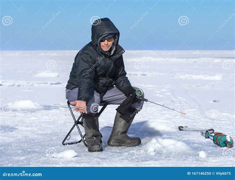 La Superficie Del Golfo Congelado De Finlandia Fisher Muestra Un Pez