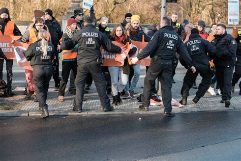 Letzte Generation Polizei Droht Mit Heftigem Schritt Aktivisten