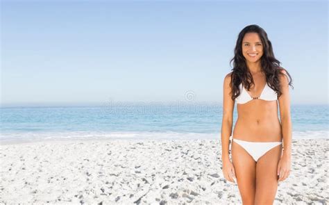 Morenita Atractiva Feliz Que Presenta En El Bikini Blanco Imagen De