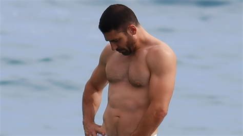 Miguel Ángel Silvestre pillado dándose un baño en ropa interior en