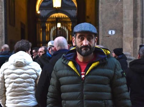 Firenze Parla Il Tassista Aggredito Alle Cascine Erano Aggrappati Al