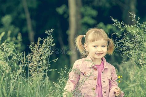 Petite Fille Mignonne Pilotant Un Cerf Volant Image Stock Image Du