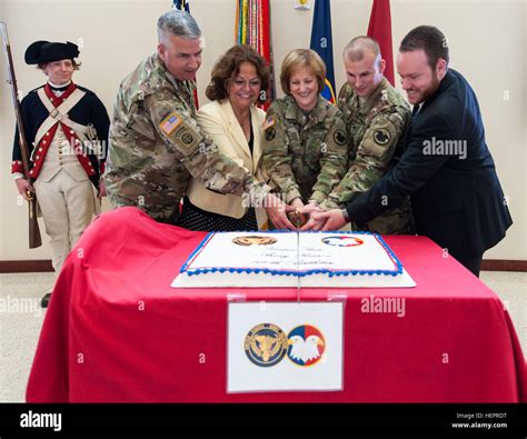 El Sgt Gral Harry Bennett la Reserva del Ejército de Estados Unidos