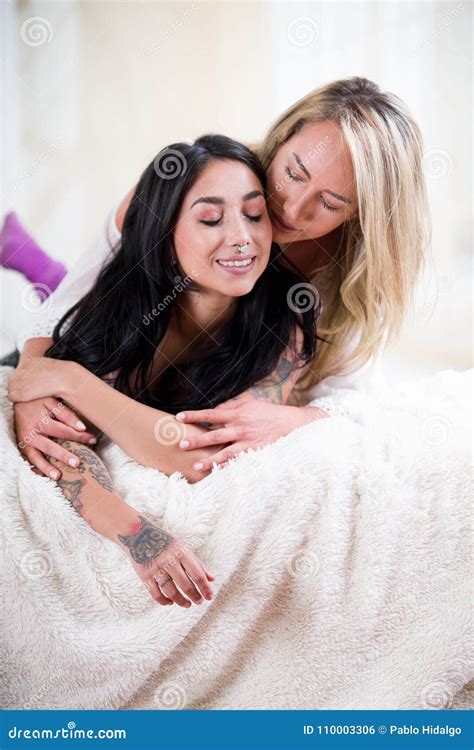 Sexy Londe Mädchen Im Bett am Morgen Einen Brunette Umarmend Tätowierte Mädchen in Einem Weißen