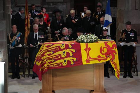 Mort dElizabeth II quel est ce drapeau mystérieux qui recouvre le