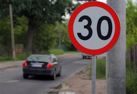 30 km h w terenie zabudowanym Tego chcą respondenci