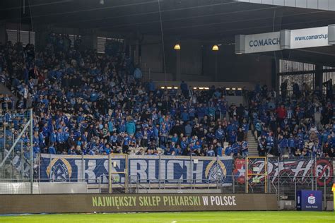 Kibice Ruchu Chorzów na meczu z Puszczą Na stadionie Cracovii