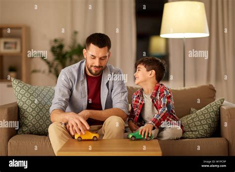 Padre E Hijo Jugando Con Coches De Juguete En Casa Fotografía De Stock