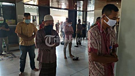 Sholat Jumat Pertama Masjid Agung Baitunnur Pati Jamaah Wajib Bawa