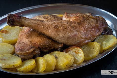 Muslos de pavo al horno receta fácil y rápida de asado con patatas y salsa