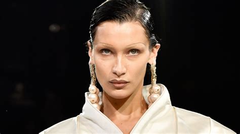 Bella Hadid Powraca Na Wybieg Po Przerwie Spowodowanej Problemami Ze