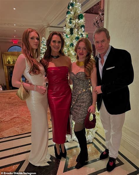 Brooke Shields Flaunts Bikini Body On Bahamas Vacation With Daughters Daily Mail Online