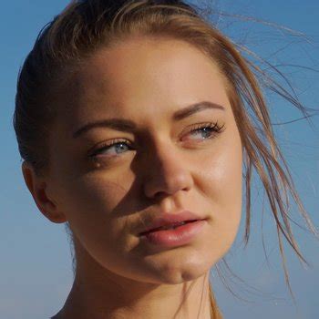 Real Agent Casts A Hot Hopeful Amateur Babe Outdoors 15 Photos